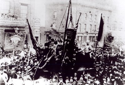 Londoner Hafenarbeiterstreik, 1889 von English Photographer